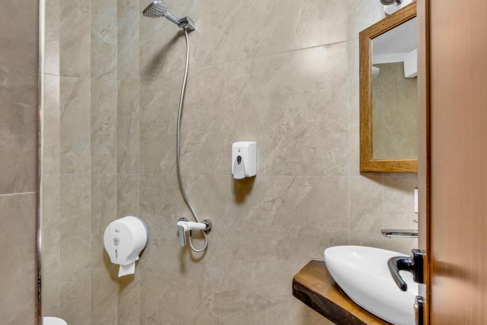 Hotel Bohem Берат Екстер'єр фото